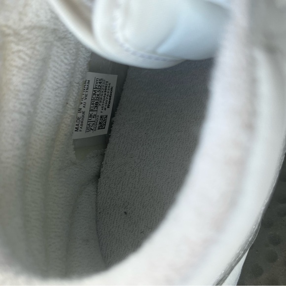 Reebok Size 7.5 Women’s White & Silver High Top - Picture 3 of 4